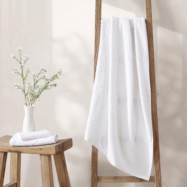 https://images.thdstatic.com/productImages/3443be9e-9a58-447f-b60a-547383c7b191/svn/white-laura-ashley-bath-towels-ushsac1239977-31_600.jpg