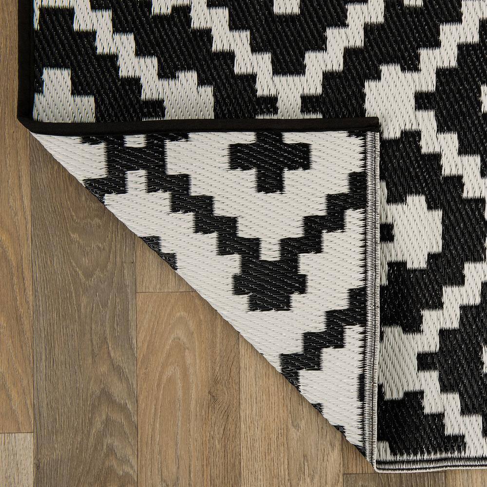 Black and White Geometric Reversible Synthetic 5' x 7' Rug