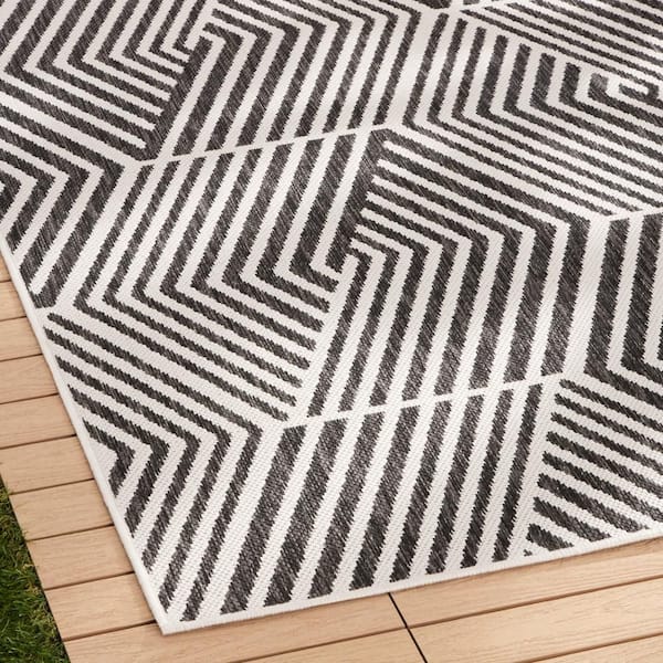 Patio Country Black 4 ft. x 5 ft. Ombre Geo Polypropylene Indoor/Outdoor Area Rug