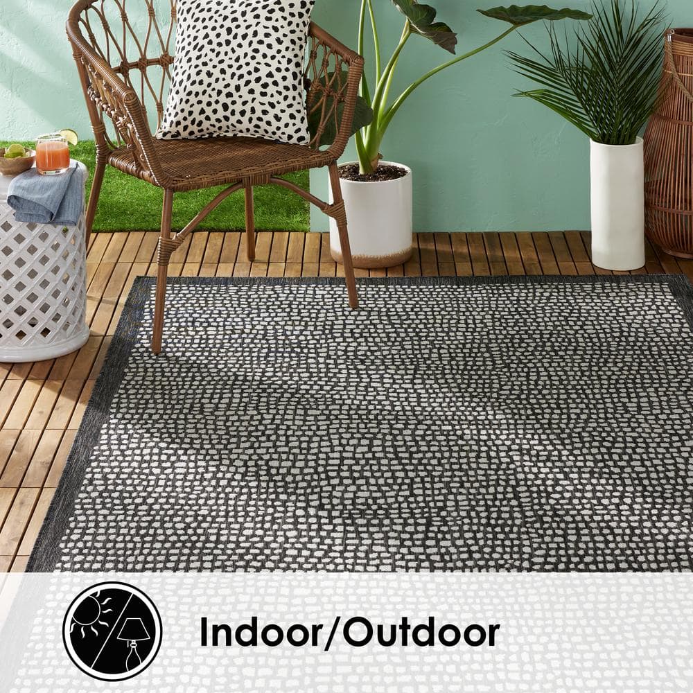 Reversible Black Synthetic 5' x 7' Easy-Care Area Rug