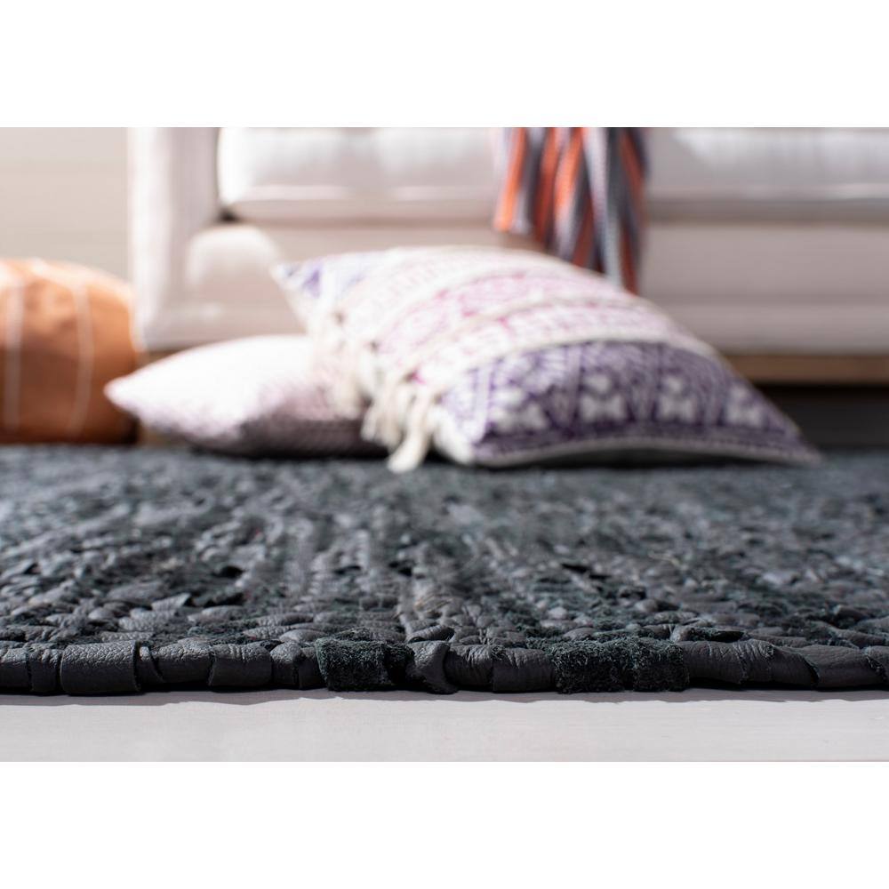 Mod-Chic Black and Grey Handmade Cowhide & Synthetic Flatweave Rug, 2' x 3'