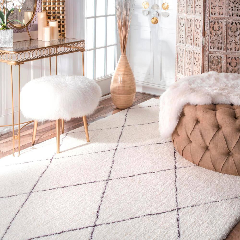 Handmade Black Geometric 4' x 6' Tufted Shag Rug