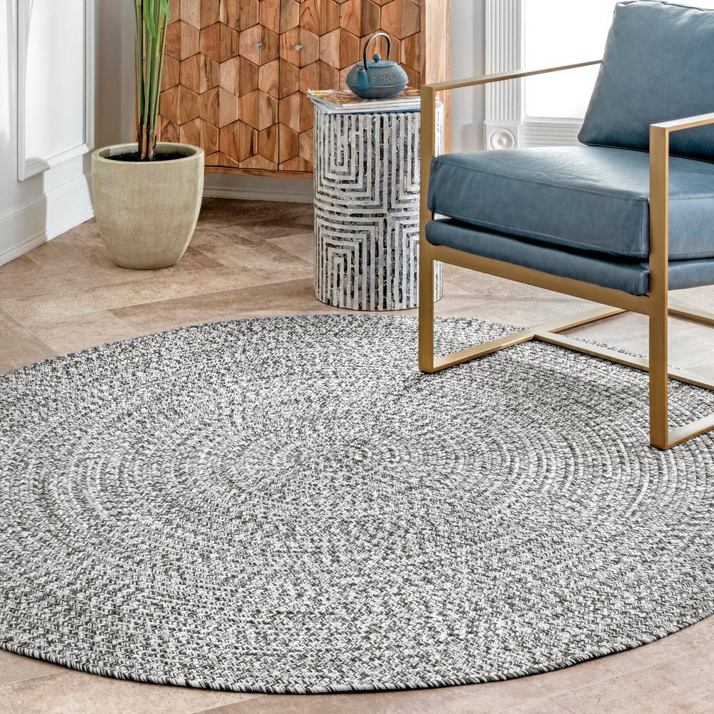 Classic Braided 6' Round Synthetic Rug in Salt and Pepper