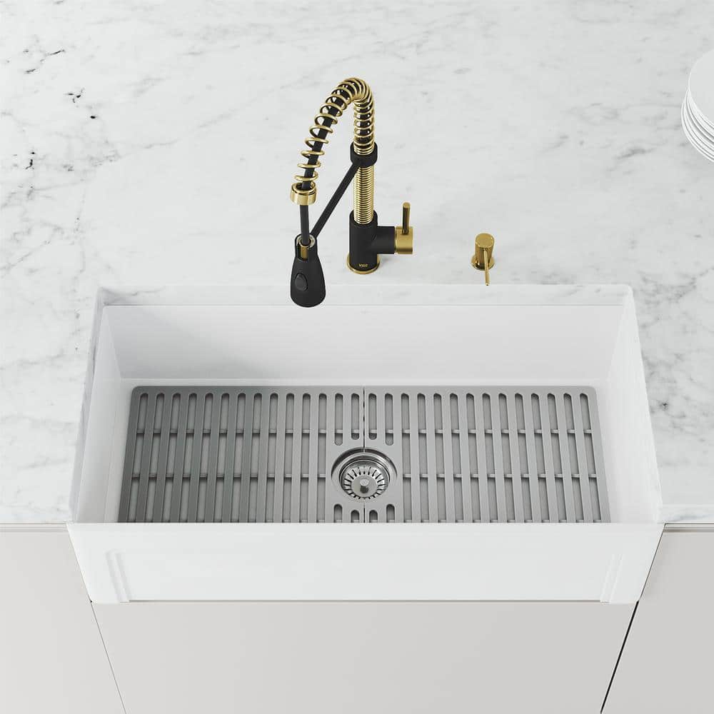 Elegant Dual-Tone Pull-Down Kitchen Faucet in Matte Gold and Black