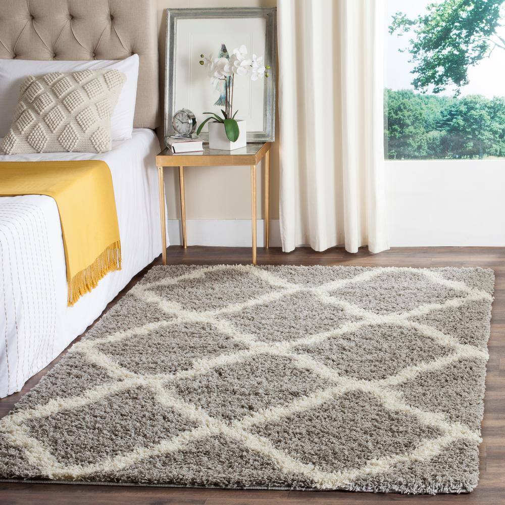 Ivory and Grey Geometric Shag Rug, Synthetic 5'1" x 7'6"