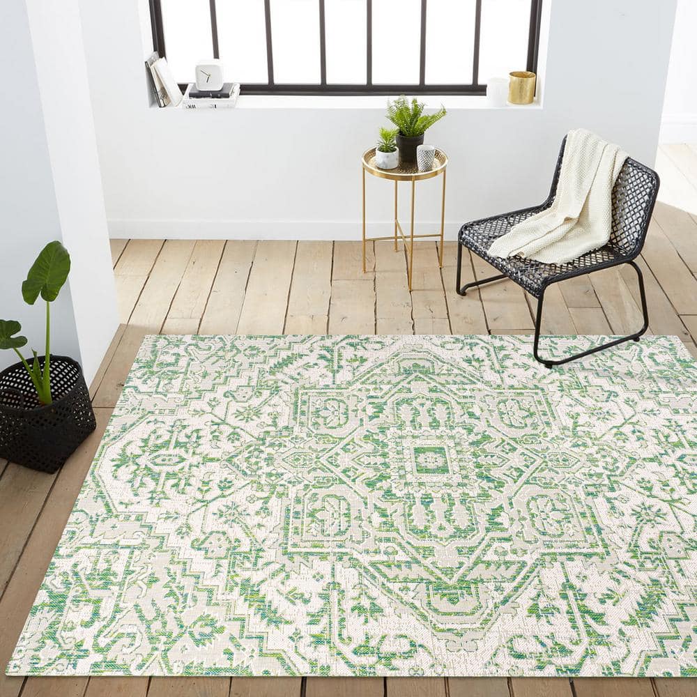 Estrella Green and Cream Synthetic Medallion 4' x 6' Area Rug