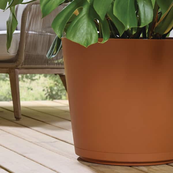 Vigoro Kyra Large Clay Plastic Round Planter with Attached Saucer