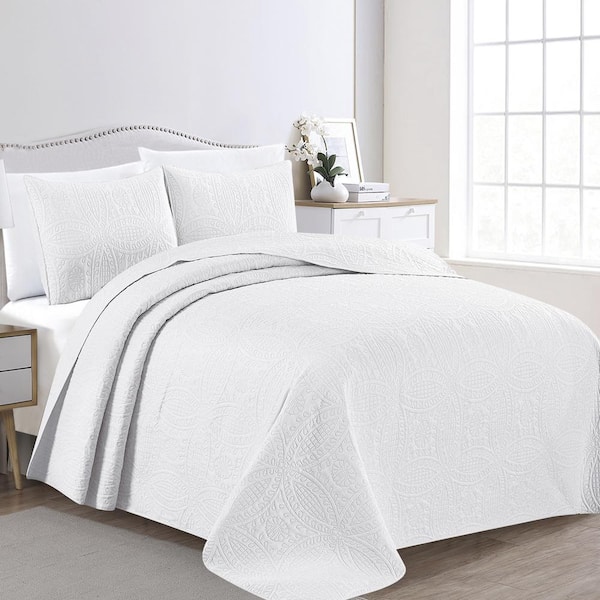 FRESHFOLDS 3-Piece White Premium Medallion Oversized Full/Queen Microfiber Quilt Set Bedspread