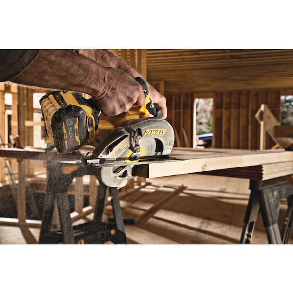 DEWALT FLEXVOLT 60V MAX Cordless Brushless 7-1/4 in. Circular Saw with  Brake (Tool Only) DCS578B - The Home Depot