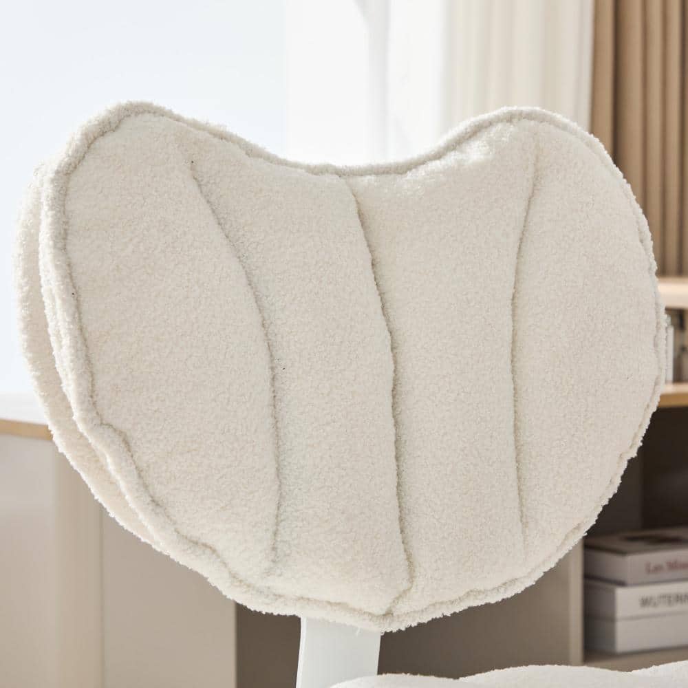 Close-up of the heart-shaped backrest of an ivory teddy fleece gaming chair.