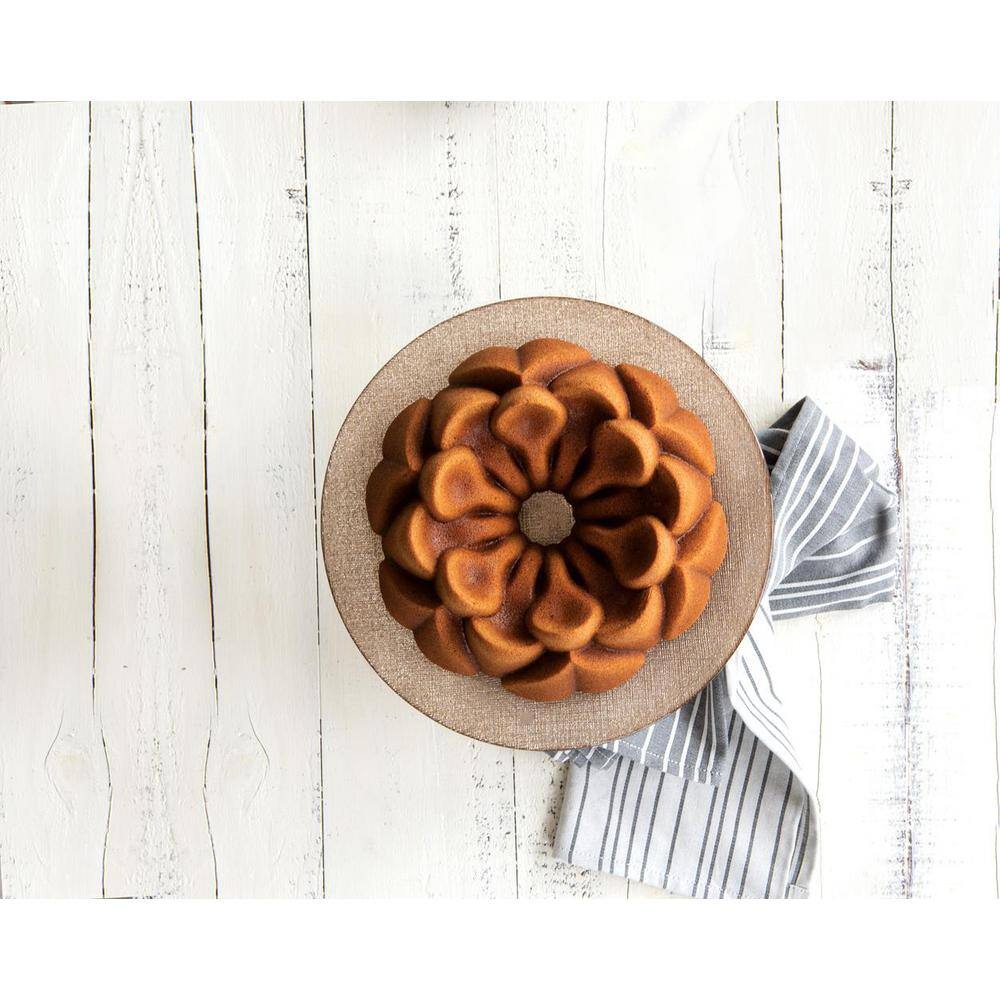 Magnolia Bronze Non-stick Aluminum Bundt Pan