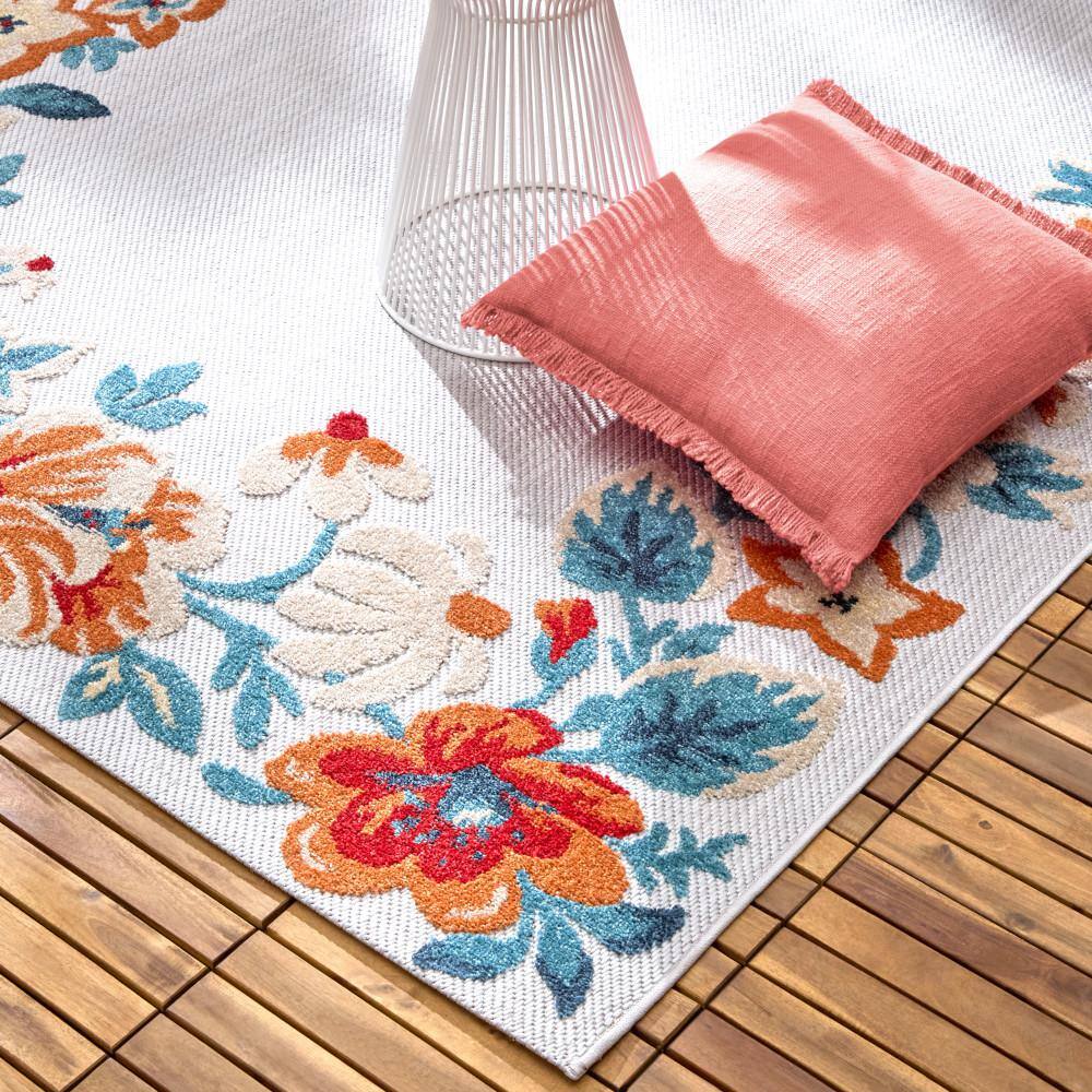 Hibiscus Bloom Grey/Red/Blue Floral Synthetic 5' x 7' Area Rug