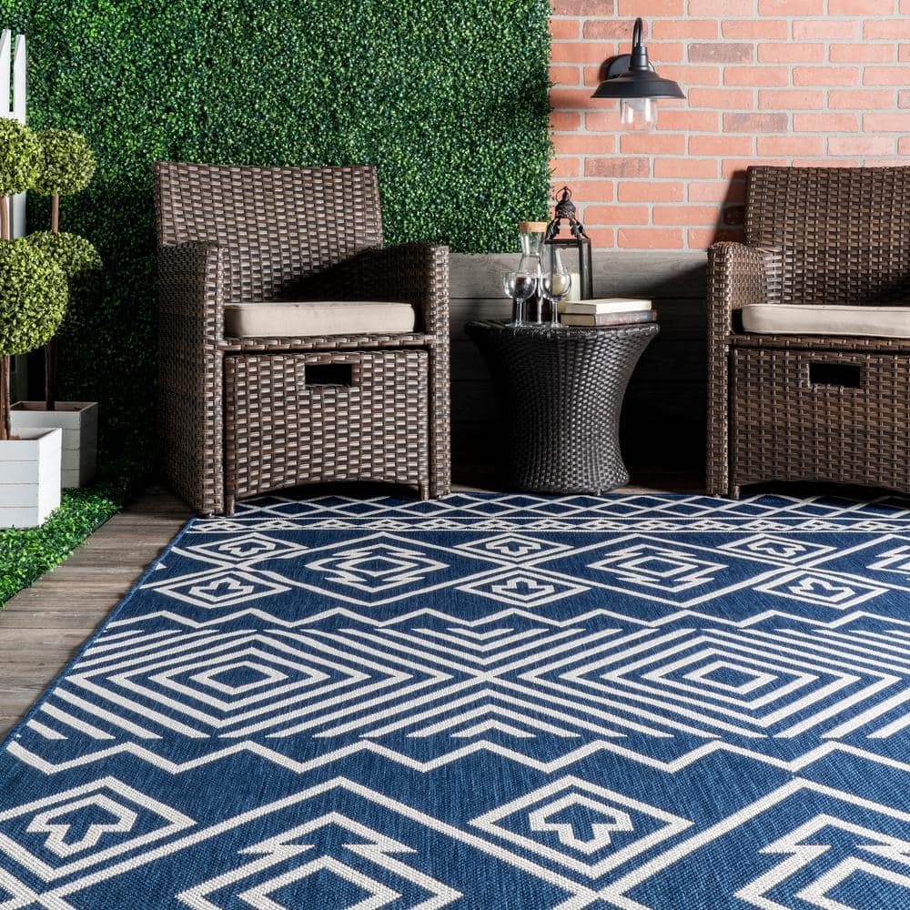 Reversible Aztec Blue Synthetic 4' x 6' Indoor/Outdoor Area Rug