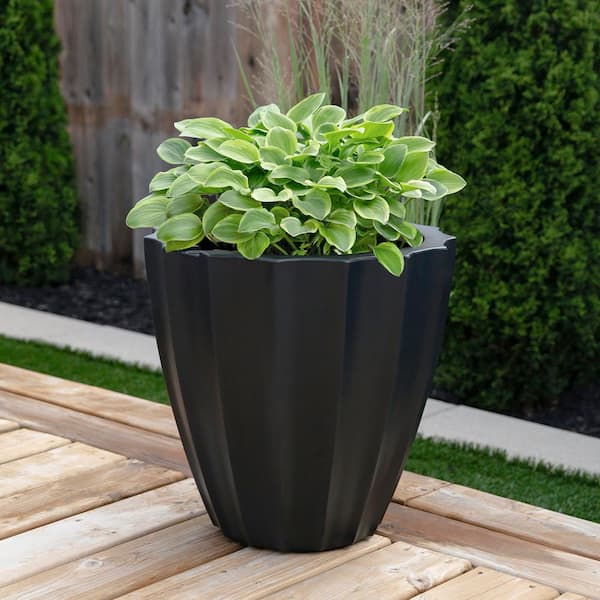 Mayne Sedona 18 in. Round Self-Watering Black Polyethylene Planter
