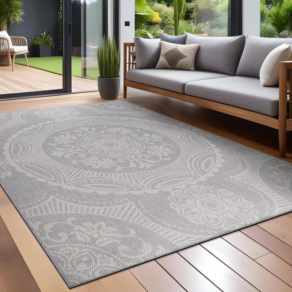 Gray and White Medallion 5' x 7' Reversible Outdoor Rug