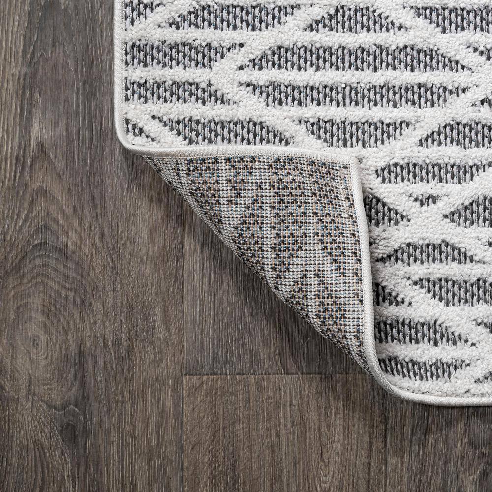Elegant Ivory Diamond 4' x 6' Synthetic Reversible Area Rug