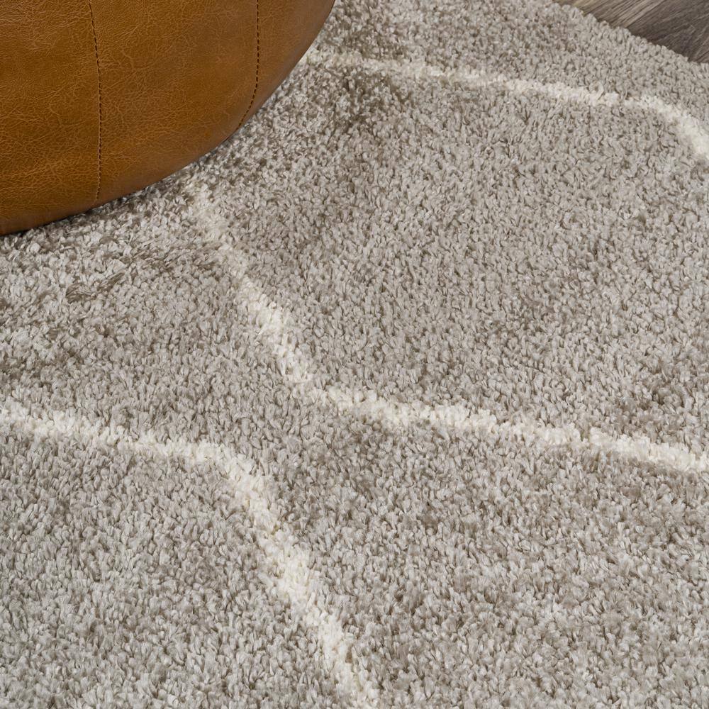 Catala Gray and Ivory Diamond Shag 5' x 8' Area Rug