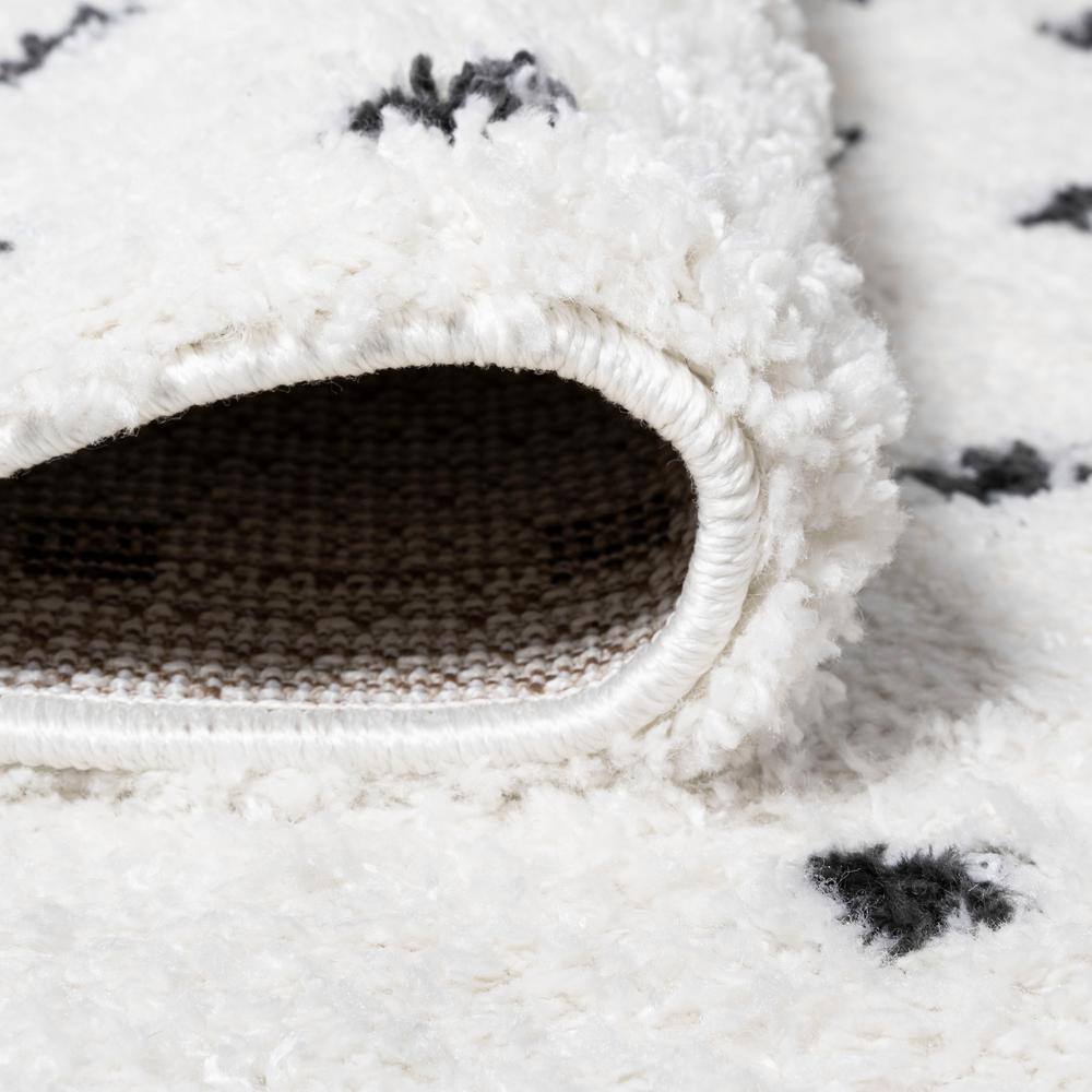 JONATHAN  Y Moroccan HYPE Pele Dot Shag 8 x 10 (ft) Loomed Polypropylene White/Black Rectangular Indoor Geometric Coastal Area rug