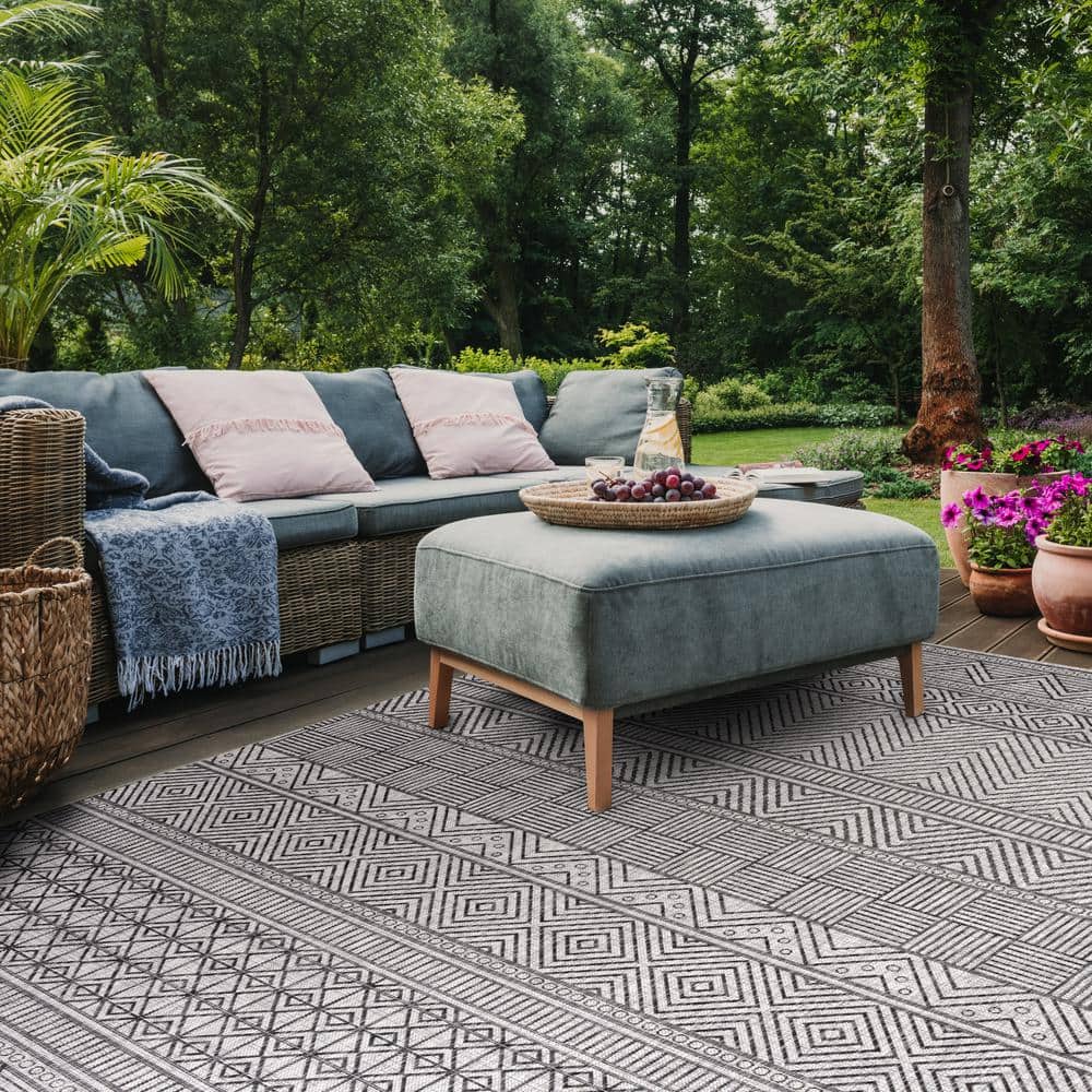 Reversible Black and Grey Synthetic Outdoor Rug, 9' x 12'