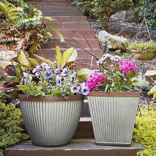 https://images.thdstatic.com/productImages/3a56f504-0f70-4e70-b54d-ed411882b2c5/svn/silver-southern-patio-plant-pots-3-x-spat-hdr-046868-1f_600.jpg