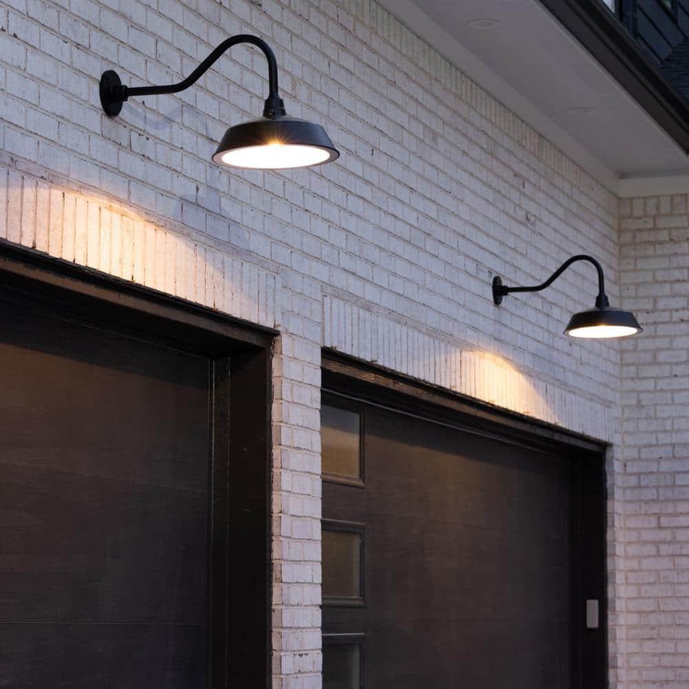 Black Aluminum Solar Barn Light with Gooseneck Design