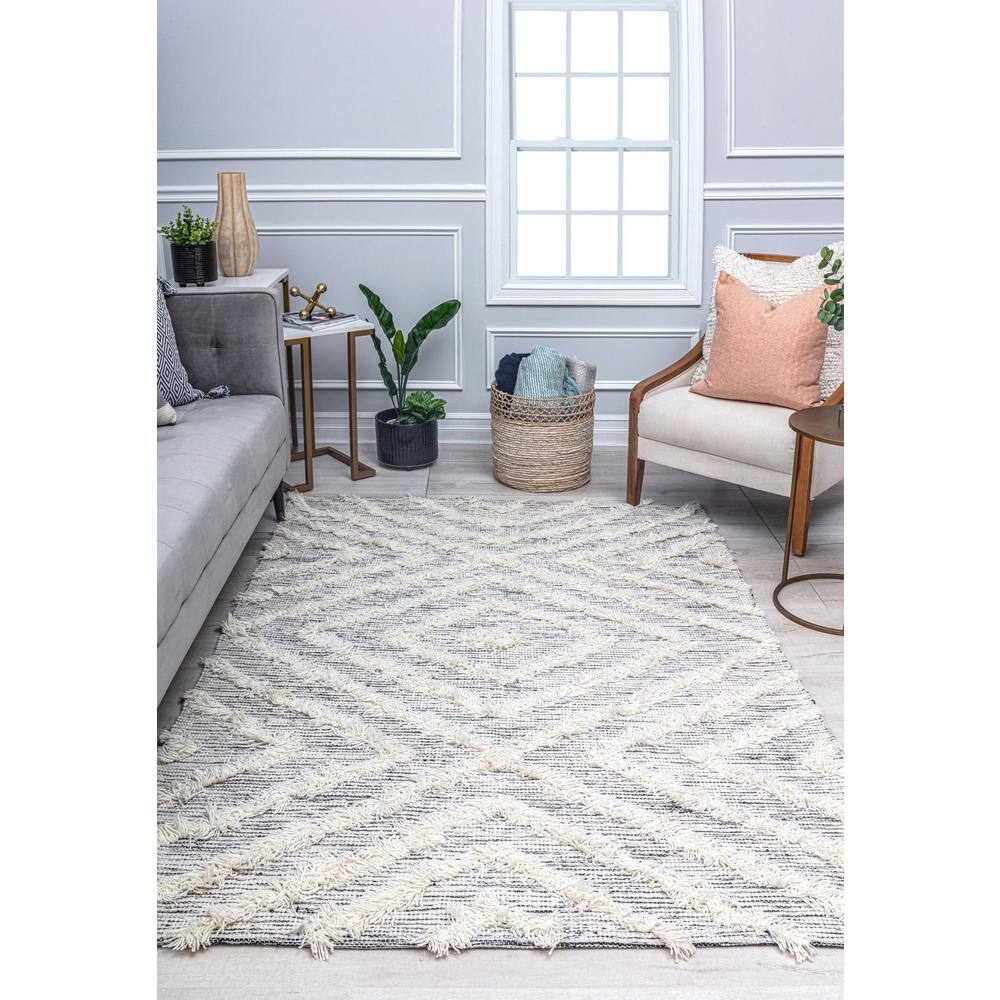 Gray Diamond Handwoven Wool 5' x 7' Area Rug
