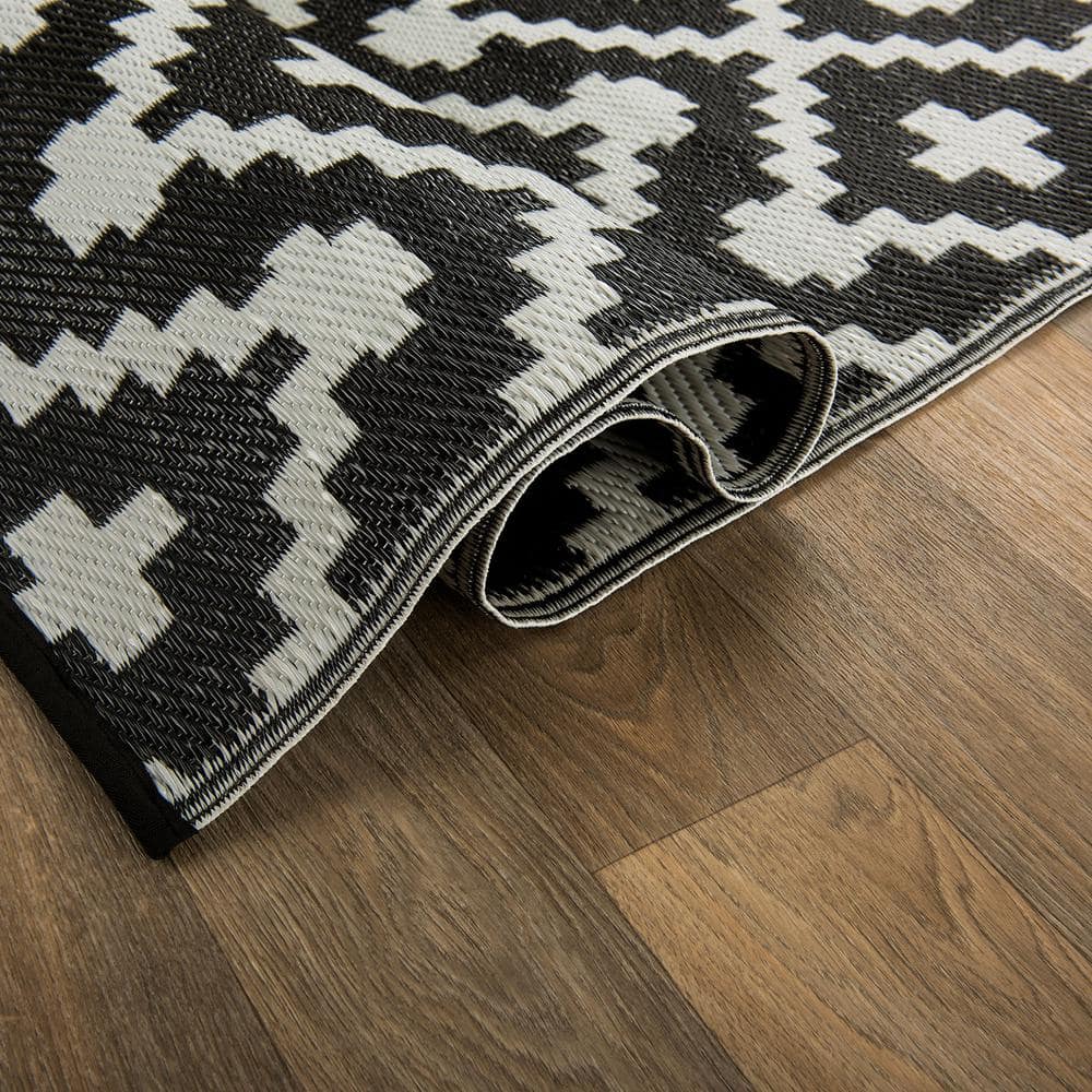 Black and White Geometric Reversible Synthetic 5' x 7' Rug