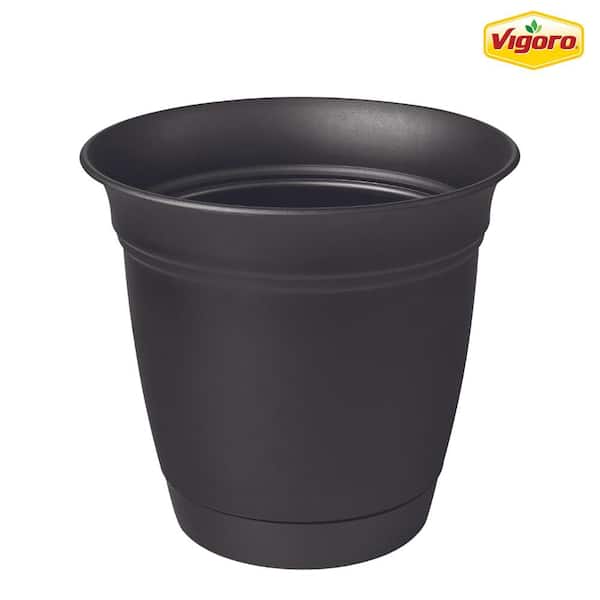 Vigoro 6 in. Mirabelle Small Black Plastic Planter (6 in. D x 5.3 in. H) with Drainage Hole and Attached Saucer