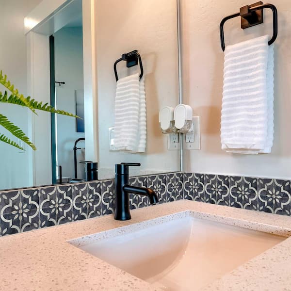 Black and White R40 5 in. x 5 in. Vinyl Peel and Stick Tile (24 Tiles, 4.17 sq.ft./pack)