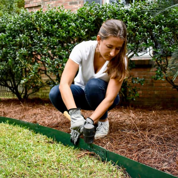 8 ft. Green Steel Edging with 4 Stakes