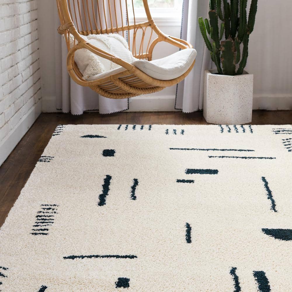 Navy Whisper 5' x 7' White & Navy Geometric Shag Rug