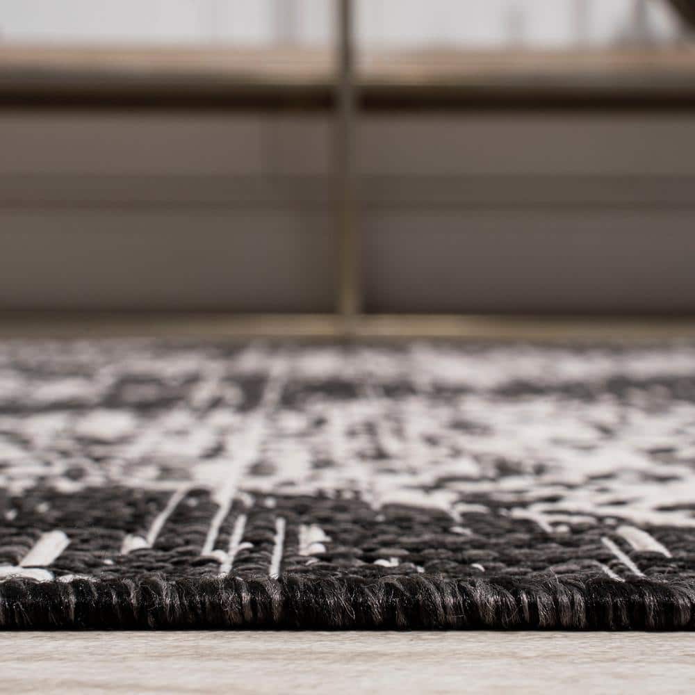 Tuscany Vintage Medallion Black/Ivory Synthetic Area Rug