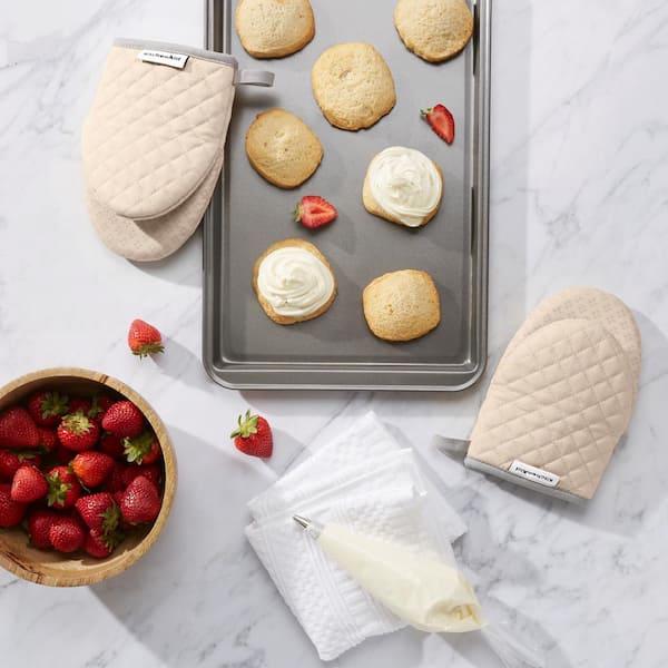 https://images.thdstatic.com/productImages/3f99986c-a380-4fe5-8991-47d64a3a49b3/svn/kitchenaid-oven-mitts-pot-holders-m2010402tdka-205-e1_600.jpg