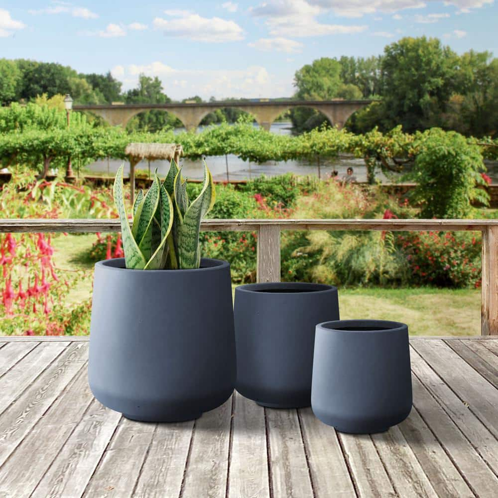 https://images.thdstatic.com/productImages/4014dfbf-cb6e-4e28-804c-15d82d9ff8ea/svn/granite-gray-sapcrete-plant-pots-sa2015022bcd-p6121-64_1000.jpg