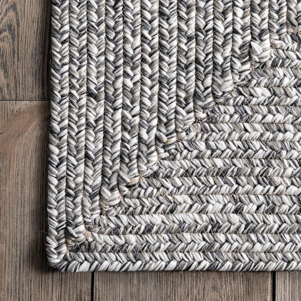 Classic Braided 6' Round Synthetic Rug in Salt and Pepper