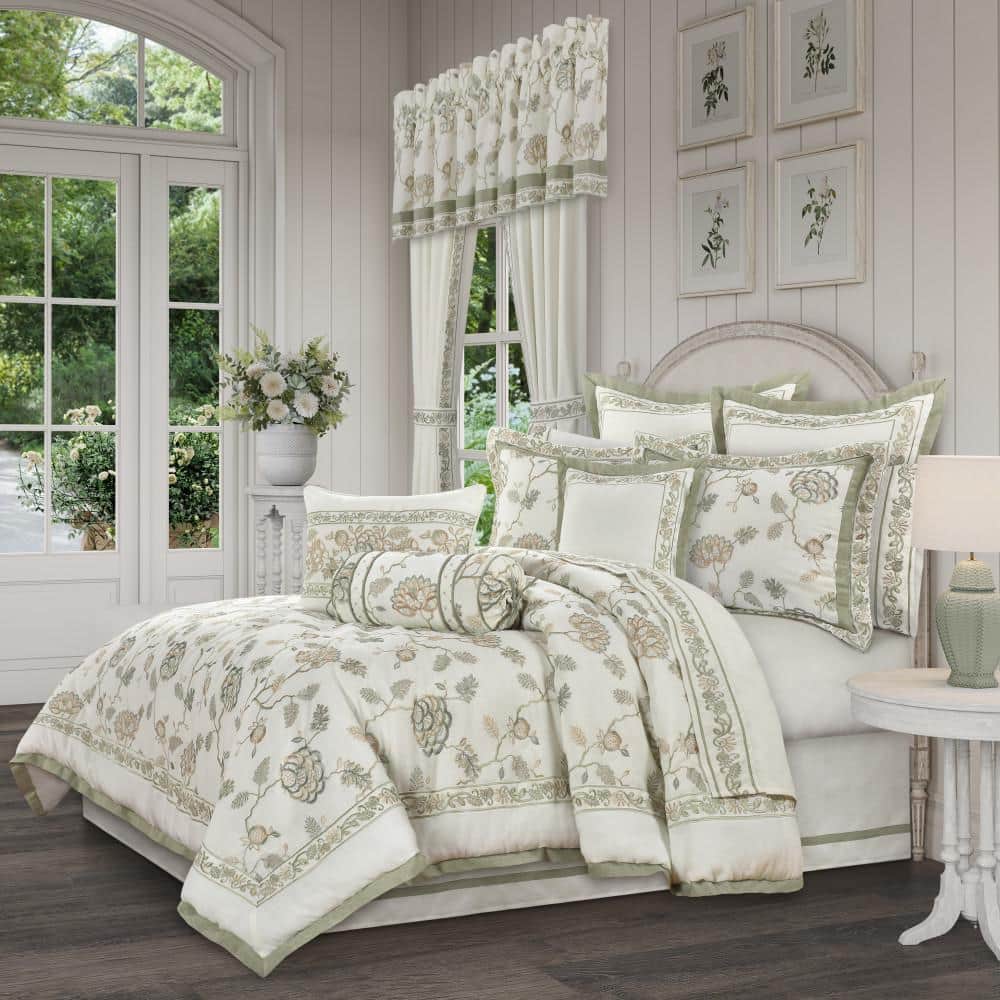 Flaire 4-Pieces Polyester Queen Comforter Set