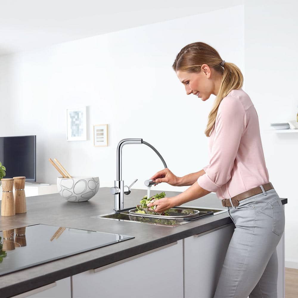Starlight Chrome Single Handle Pull-Out Kitchen Faucet