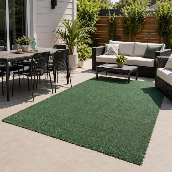 TrafficMaster Emerald Green Precut Turf 6 ft. x 8 ft. x 8 mm Green