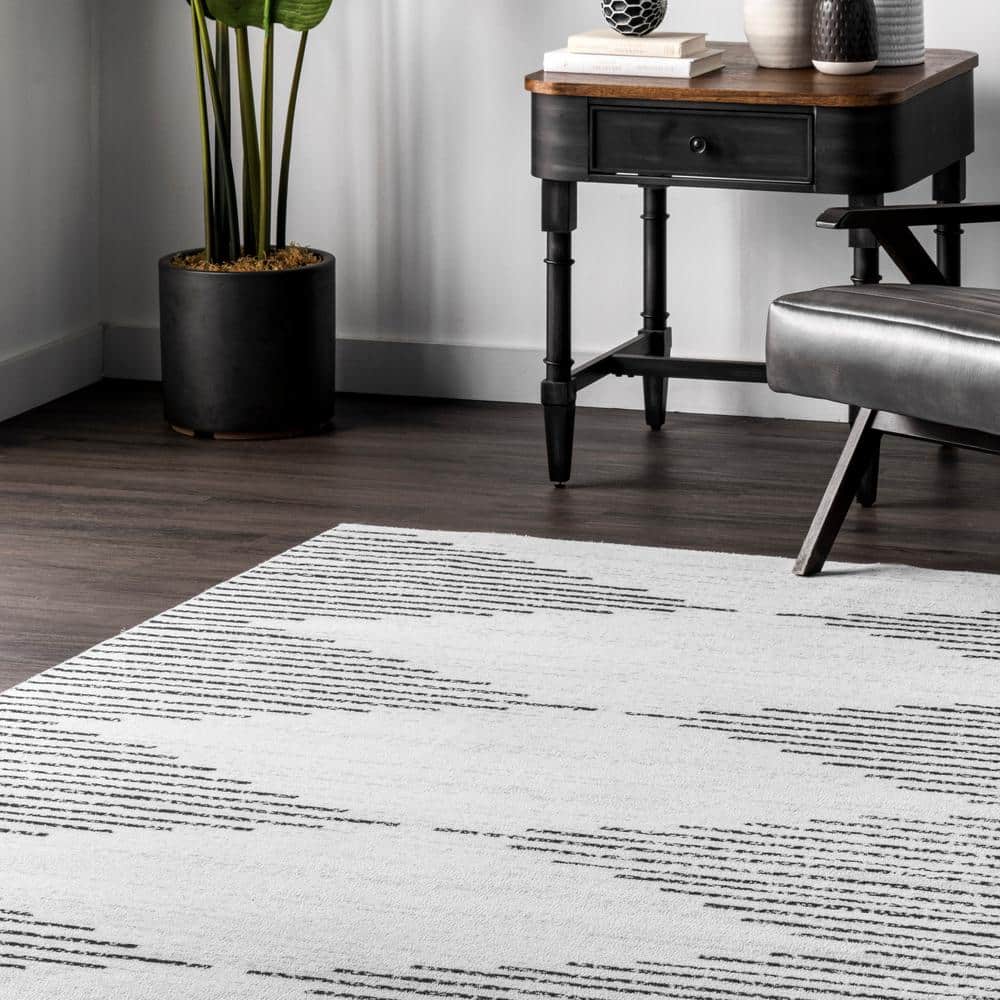 Black and White Diamond Pattern Washable 4' x 6' Rug