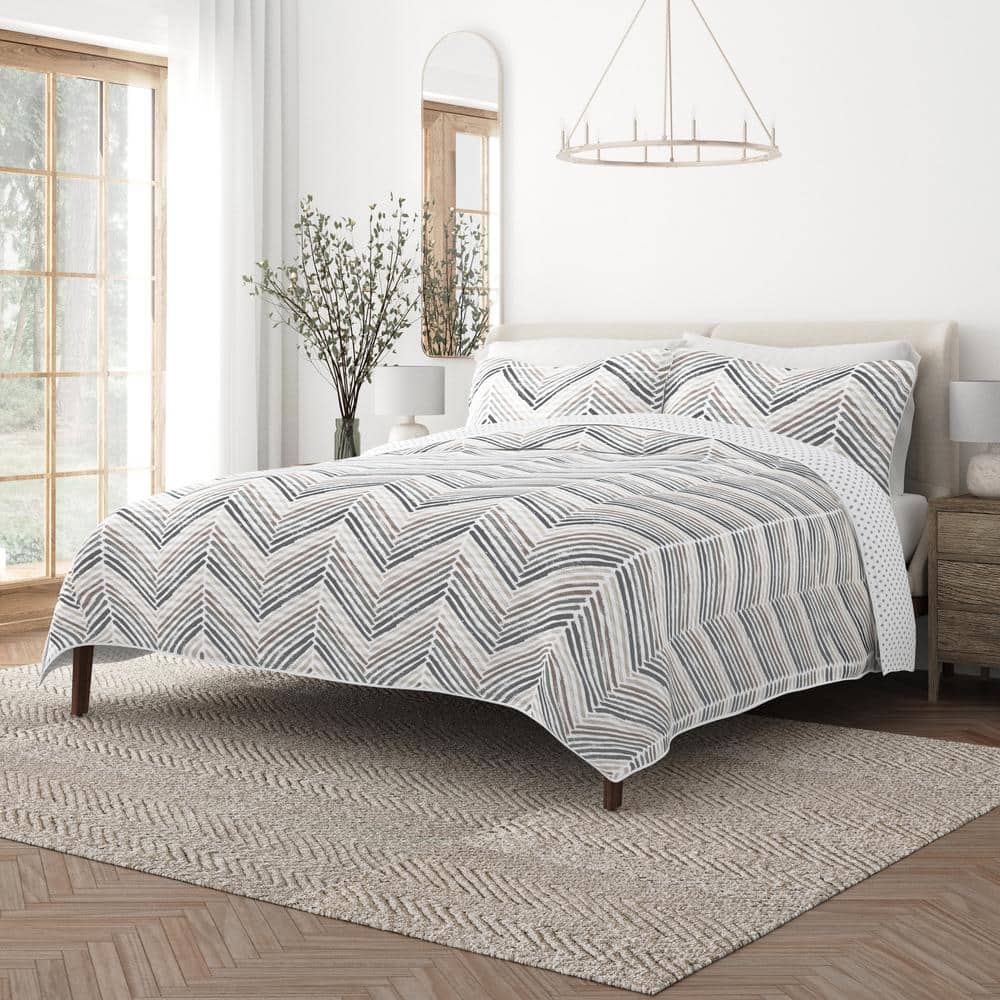 Noble Linens Diamond Chevron King-Size Reversible Quilt Set in Light Gray