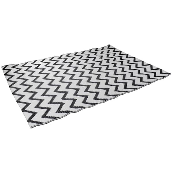 Black and White 4 x 6 ft. Chevron Polypropylene Indoor/Outdoor Area Rug