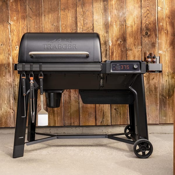 Traeger - Woodridge Wi-Fi Pellet Grill and Smoker in Black