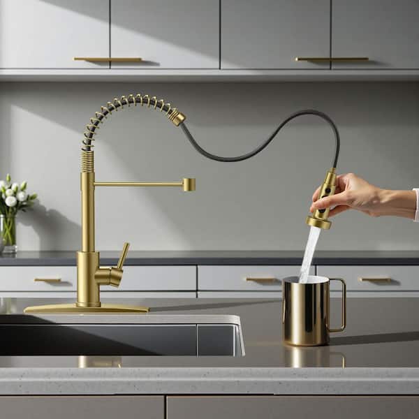 Single Handle Pull Down Sprayer Kitchen Faucet with Advanced Spray Gooseneck Pull Out Spray Wand in Gold