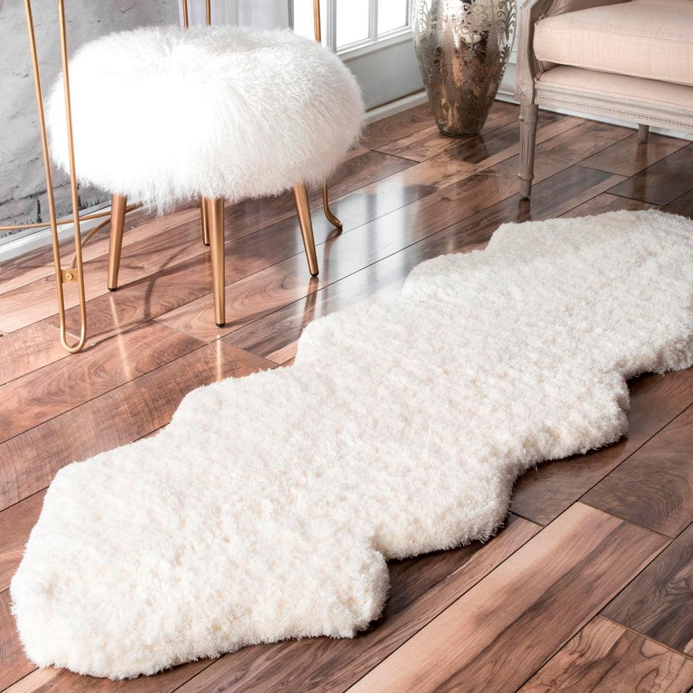 Hand-Tufted Off-White Faux Sheepskin Shag Rug