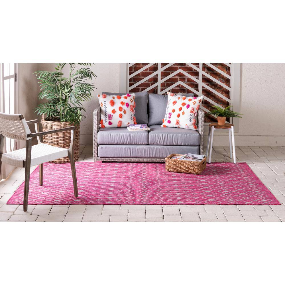 Fuschia Geometric Trellis 5'1" x 8' Outdoor Synthetic Rug