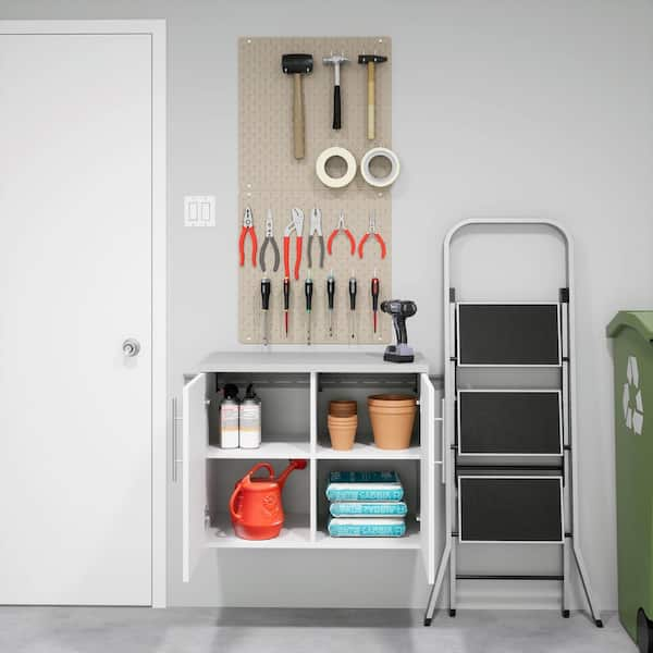 Armoire de garage murale en bois composite gris Hangups de Prepac 30 x 24 x  16 po GSCW-0713-1