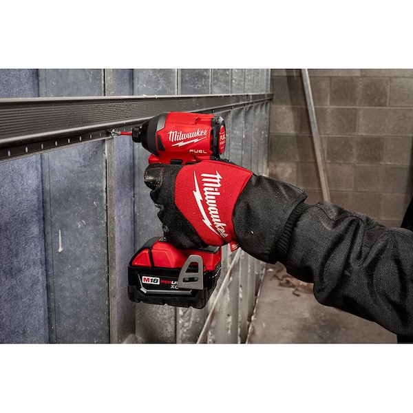 https://images.thdstatic.com/productImages/433c6d74-7f5b-40f5-983b-2bf355f3fedd/svn/milwaukee-work-gloves-48-73-0031-1d_600.jpg