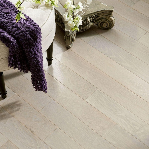 Bruce American Originals Tinted Tea Oak 3/4 in. T x 5 in. W Smooth Solid Hardwood Flooring (23.5 sq.ft./ctn)
