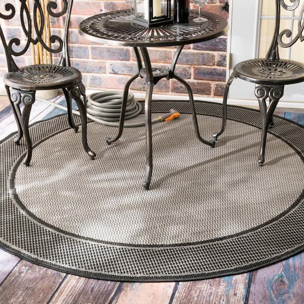 Gris Gray 5 ft. x 5 ft. Round Indoor/Outdoor Patio Area Rug