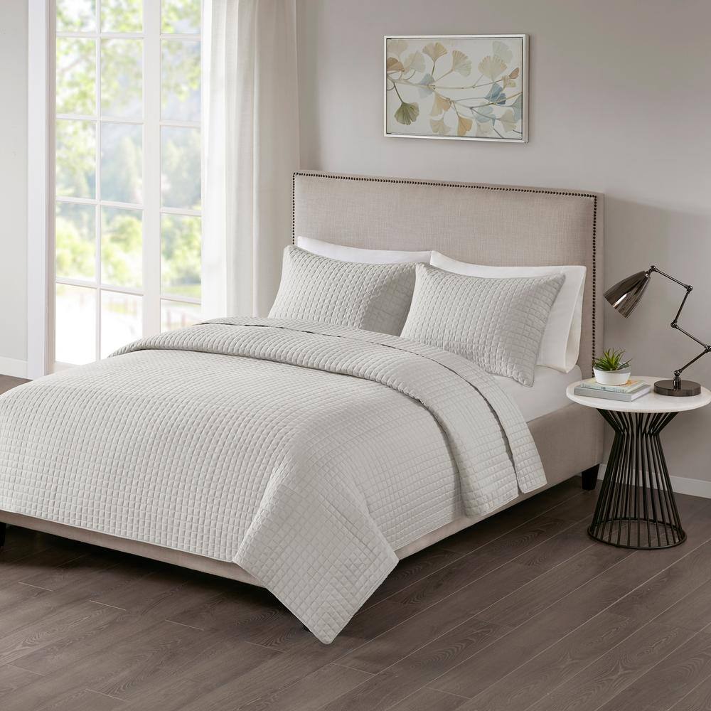 Full White Microfiber Reversible Quilt Set